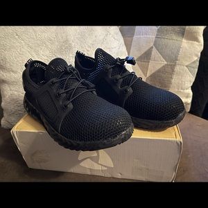 Invincible Shoes Defender - Size 9.5 Womens